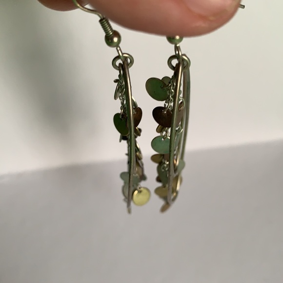 Vintage teardrop light metallic dangling earrings - Picture 8 of 8